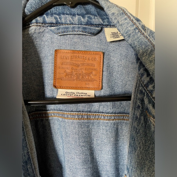 Levi’s Women’s Ex-Boyfriend Trucker Denim Jean Jacket size S - Picture 2 of 5